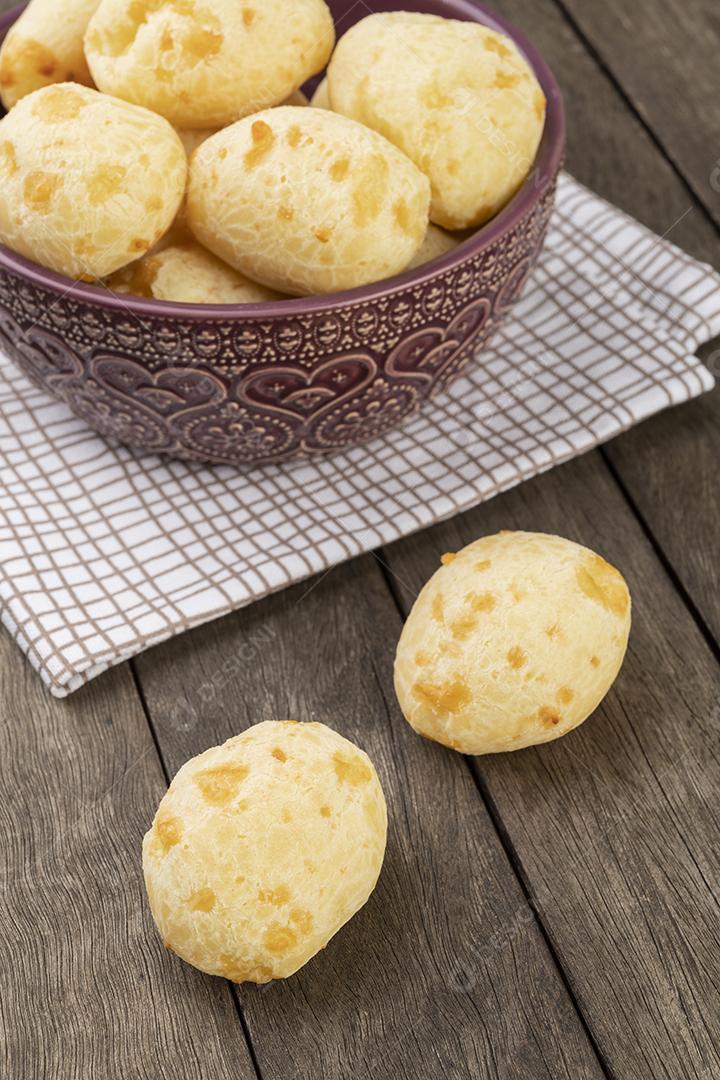 Pão de queijo típico brasileiro em uma tigela sobre mesa de madeira