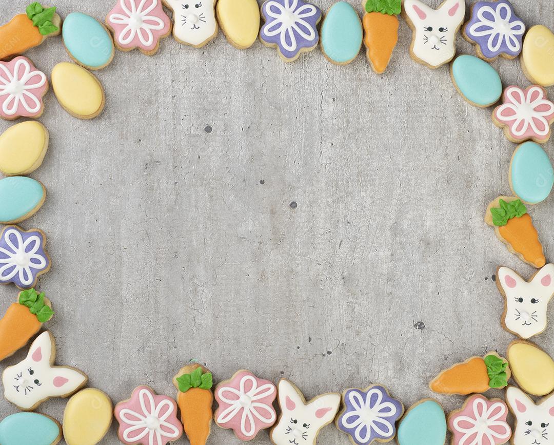 Biscoitos de Páscoa sobre fundo cinza claro