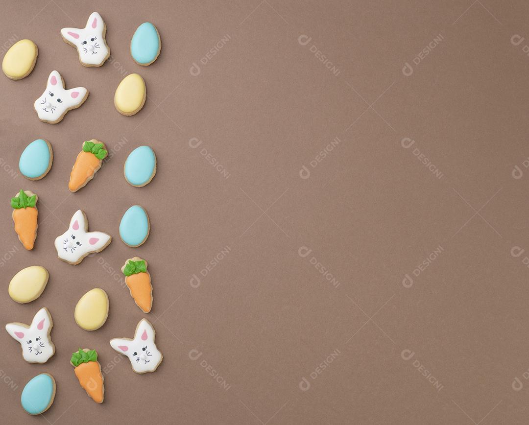 Biscoitos de Páscoa sobre fundo marrom