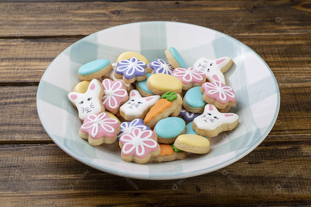 Biscoitos de Páscoa em um prato sobre mesa de madeira