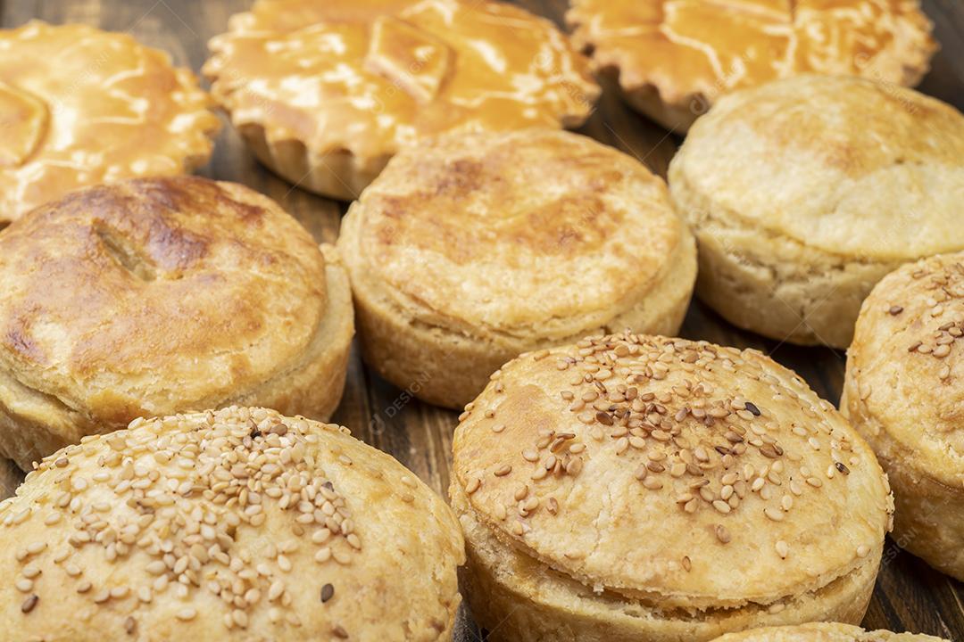 Tortas caseiras variadas sobre mesa de madeira