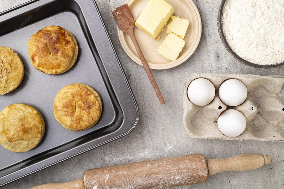 Tortas caseiras em uma assadeira com ingredientes