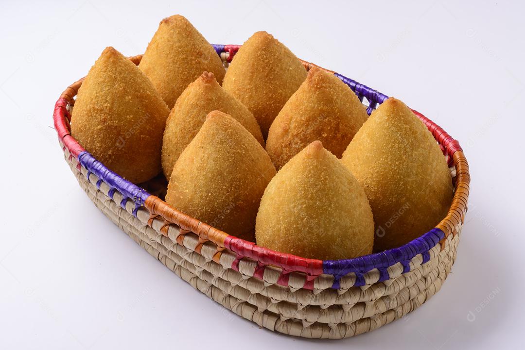 Coxinha de frango. Lanche brasileiro dentro da cesta sobre fundo branco