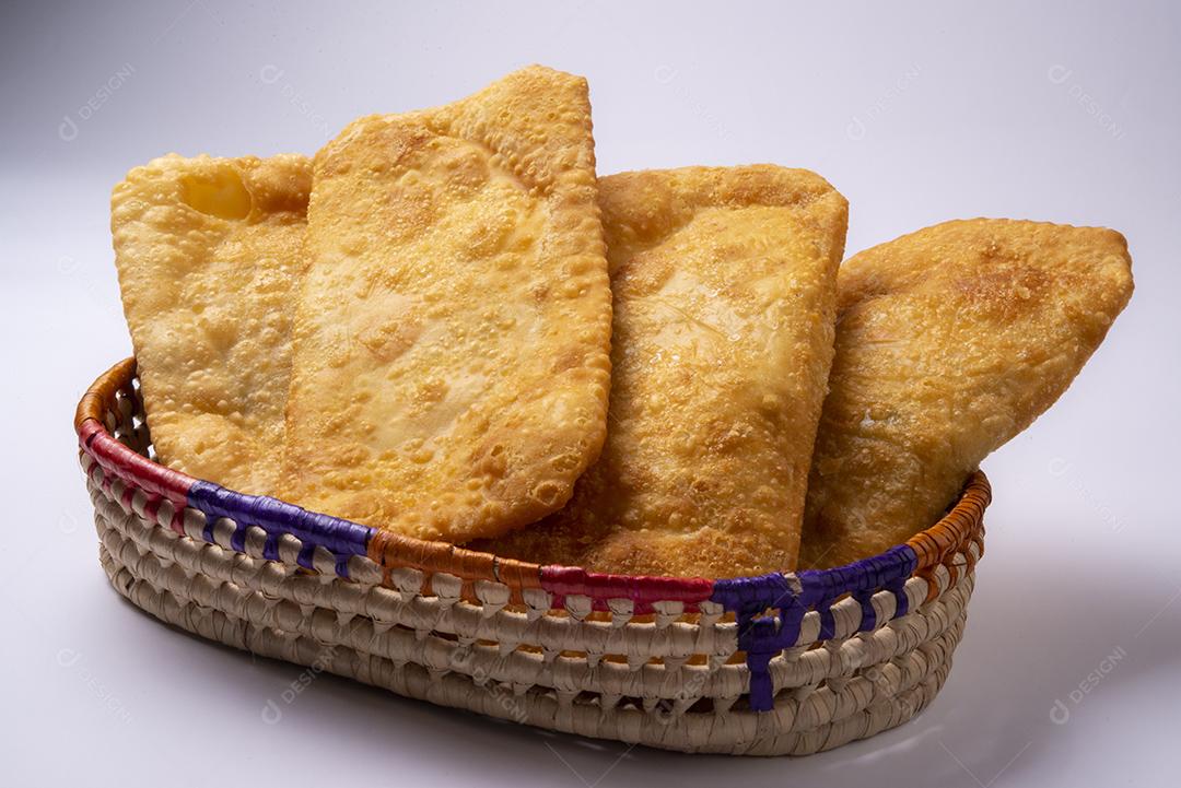 Pastéis brasileiros em uma cesta sobre fundo branco