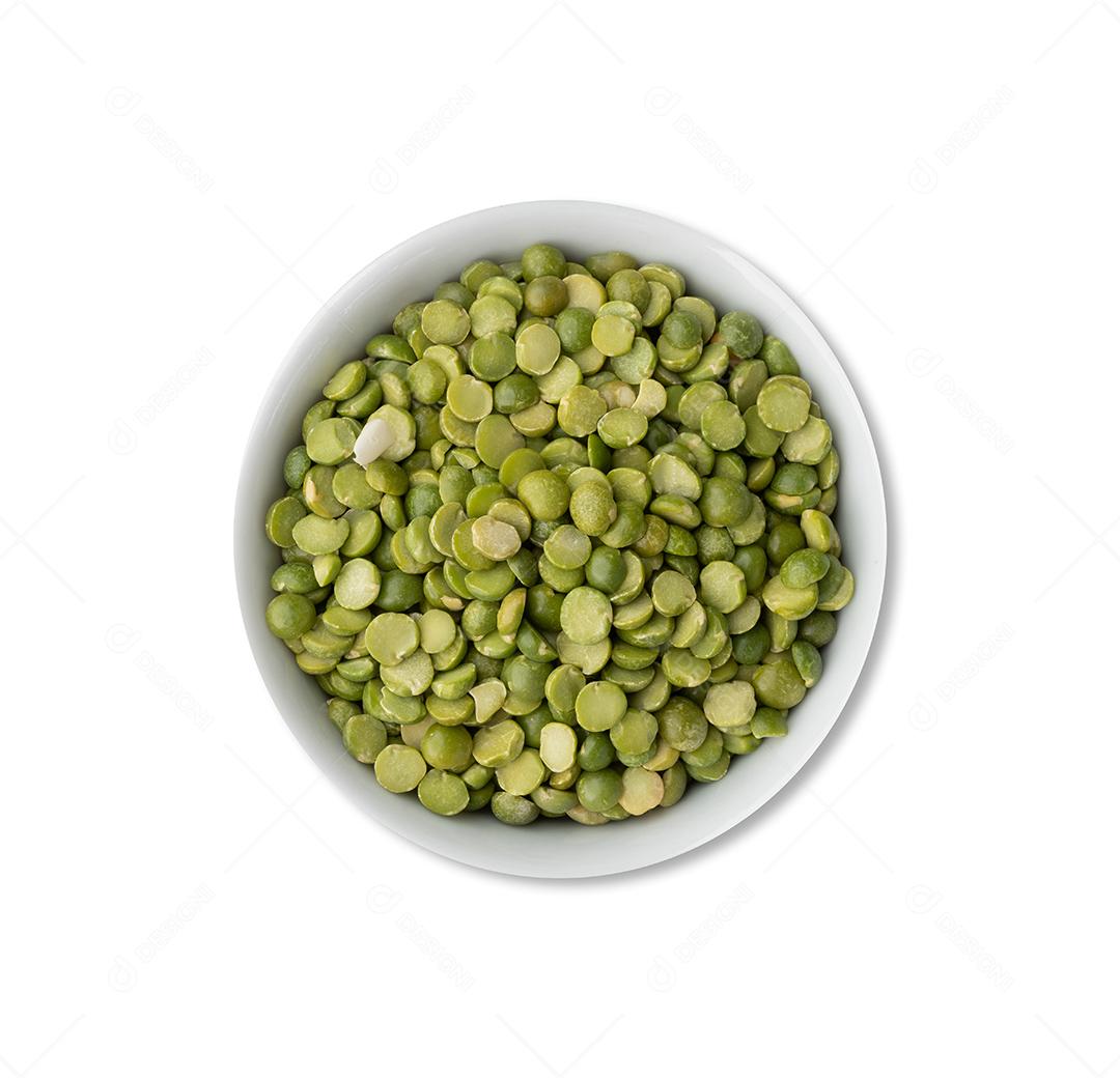 Ervilhas verdes secas cruas em uma tigela isolada sobre fundo branco