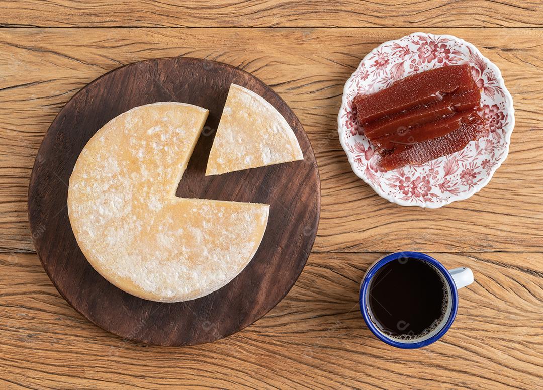 Queijo canastra artesanal de Minas Gerais, Brasil com café