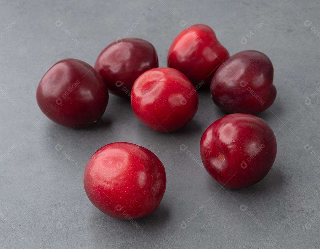 Um grupo de ameixas sobre fundo de pedra