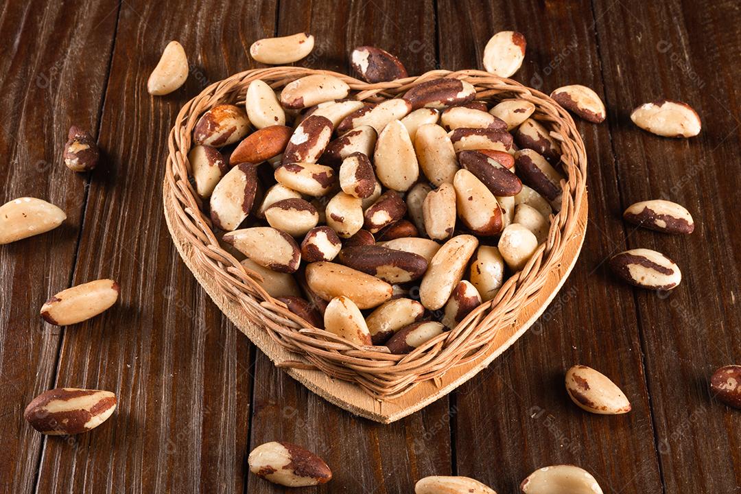 Castanha-do-pará no fundo de madeira