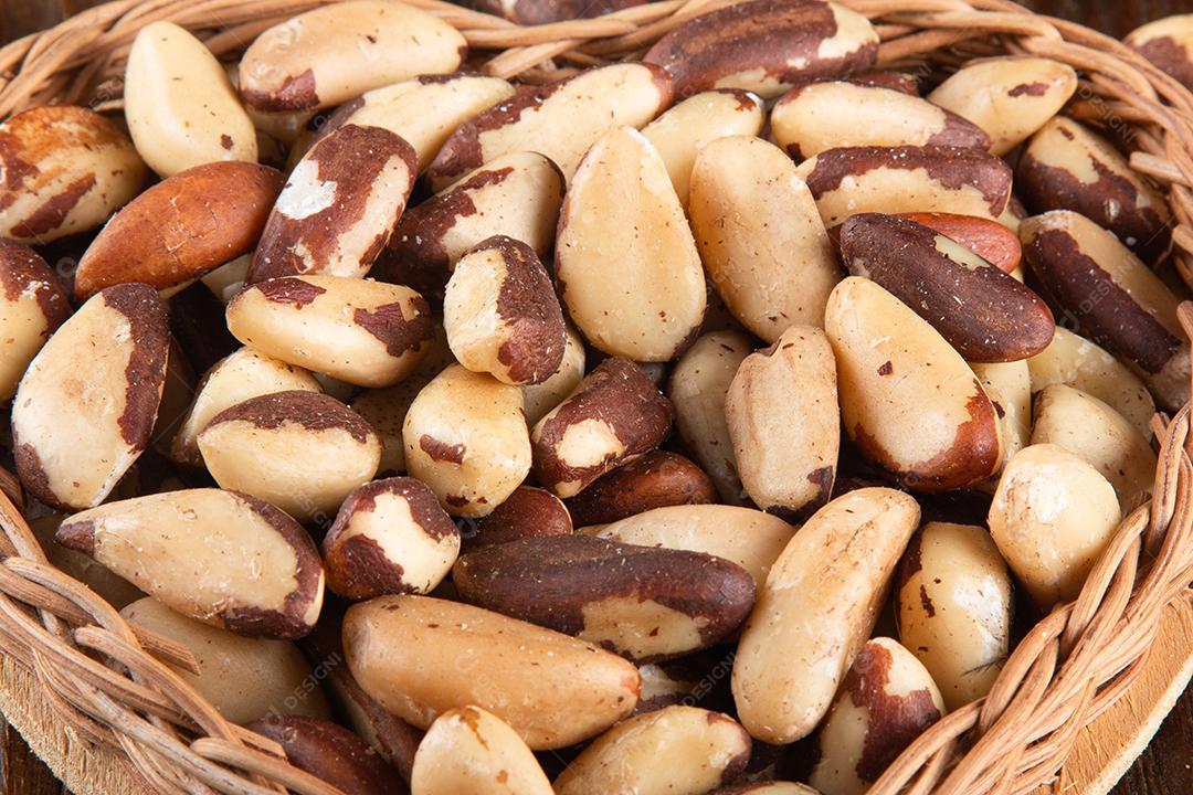 Castanha-do-pará no fundo de madeira