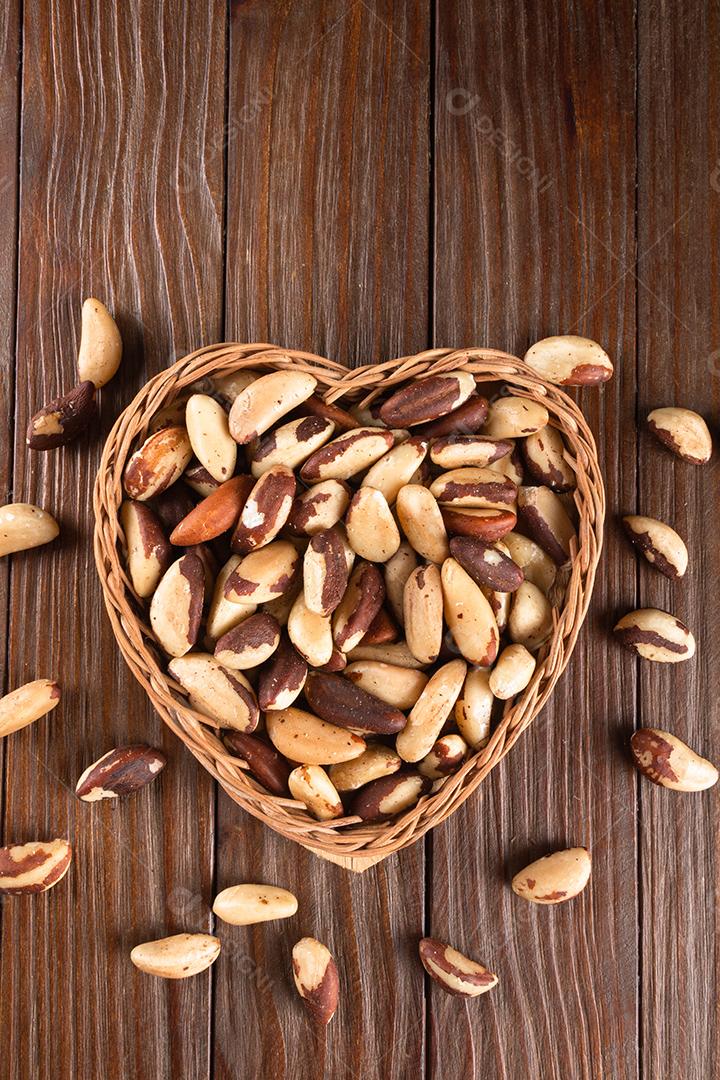 Castanha-do-pará no fundo de madeira