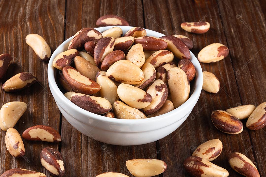 Castanha-do-pará no fundo de madeira