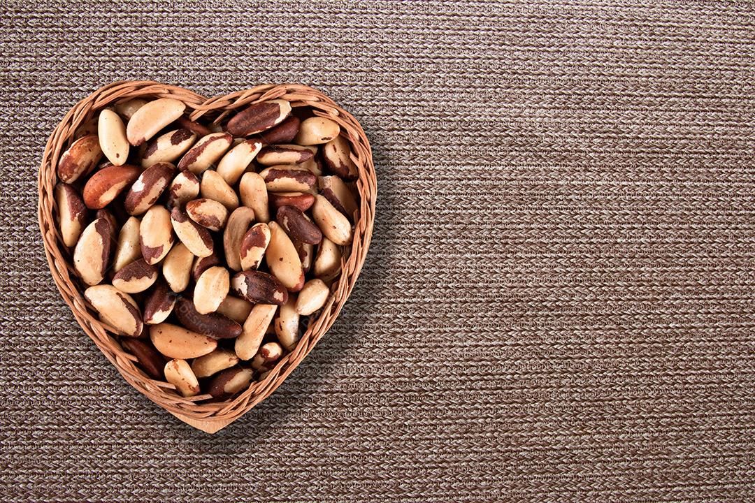 Castanha-do-pará em uma cesta de coração vista superior