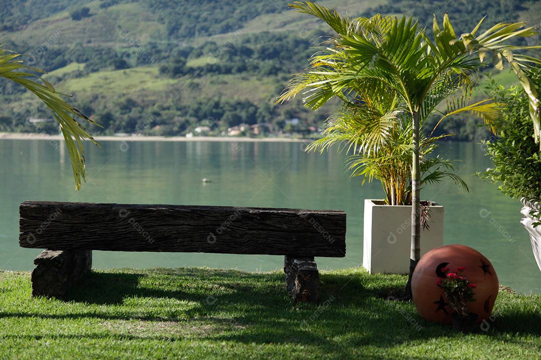 Antigo banco de madeira com vista para o mar de Angra dos Reis Rio