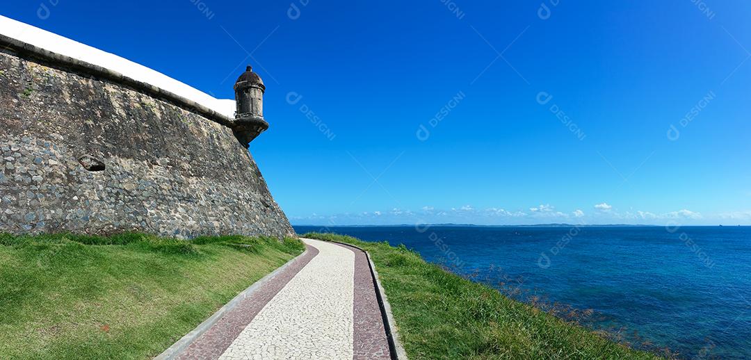 Paisagem com Vista do Farol da Barra em direção ao mar e azul