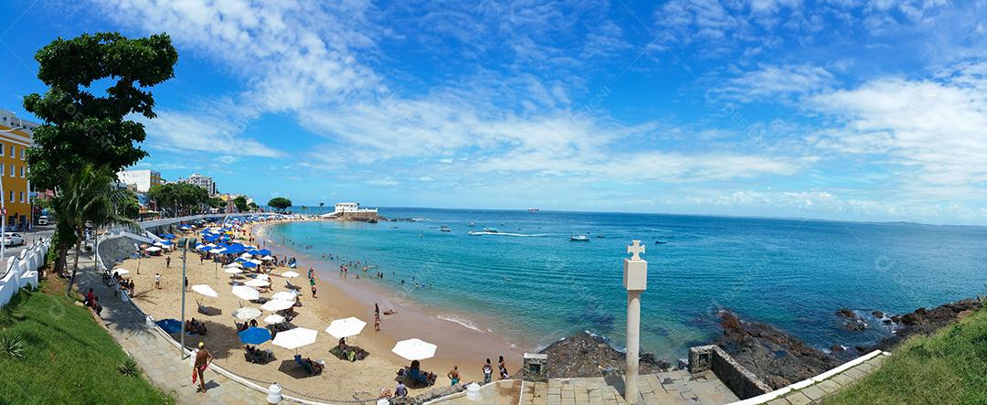 Paisagem panorâmica da praia urbana do Porto da Barra, em Salvador Bahia Brasil.