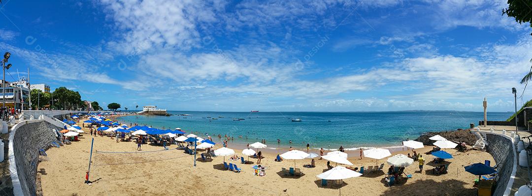 Paisagem panorâmica da praia urbana do Porto da Barra, em Salvador Bahia Brasil.