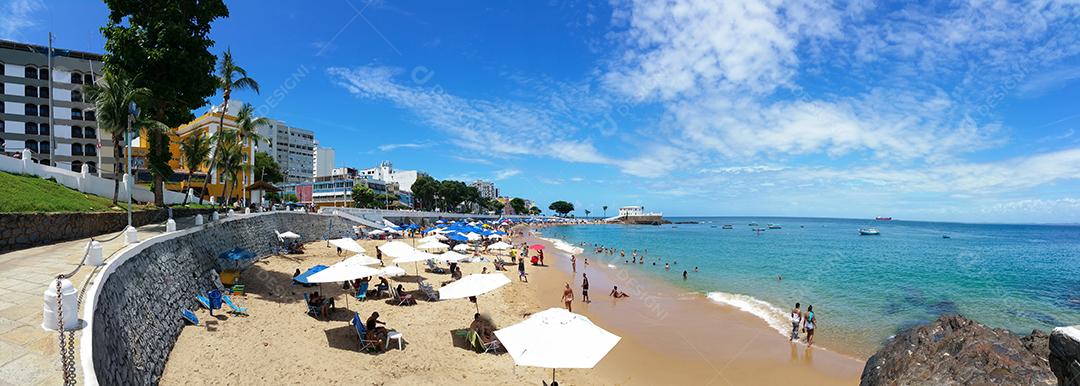 Paisagem panorâmica da praia urbana do Porto da Barra, em Salvador Bahia Brasil.