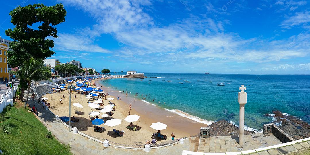 Paisagem panorâmica da praia urbana do Porto da Barra, em Salvador Bahia Brasil.