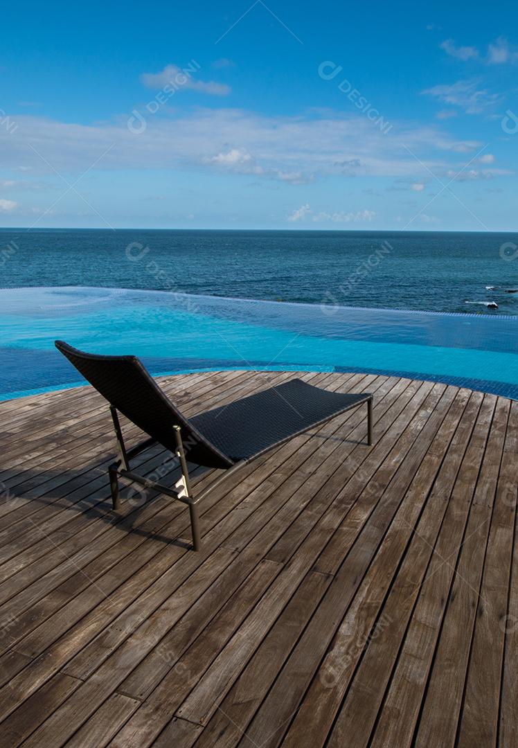 Vista da piscina infinita para o mar e céu azul