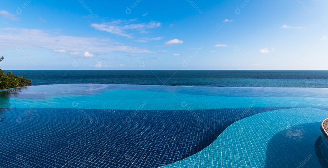 Vista da piscina infinita para o mar e céu azul