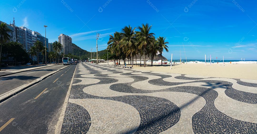 Coqueiros na praia de Copacabana Rio de Janeiro Brasil