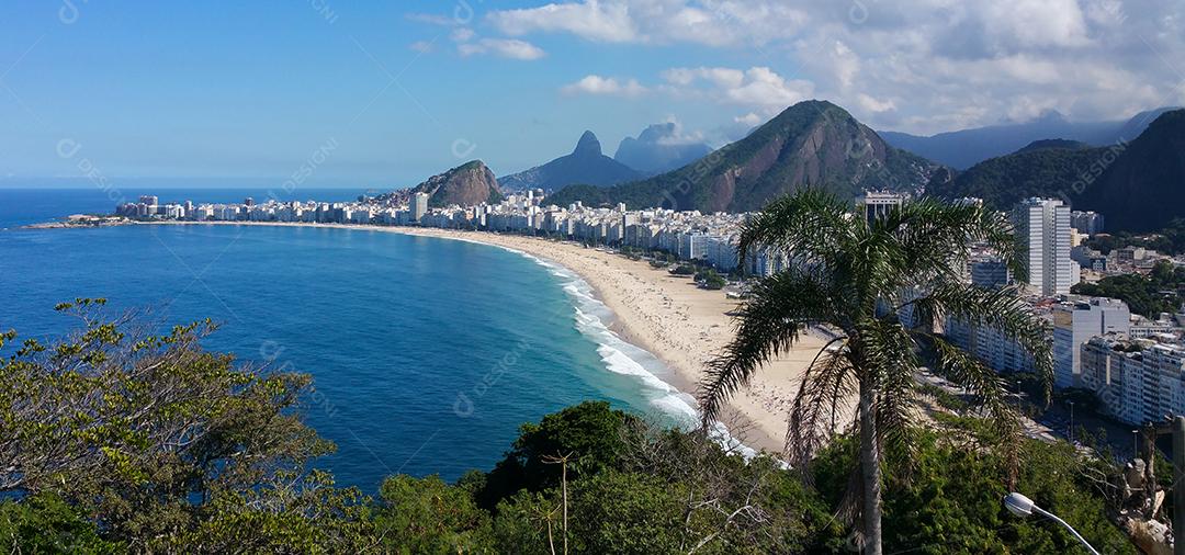 Vista aérea da famosa praia de Copacabana no Rio de Janeiro