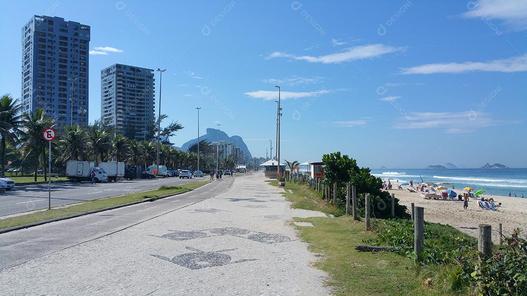 Vista para a beira-mar e praia da Barra da Tijuca no Rio de Janeiro