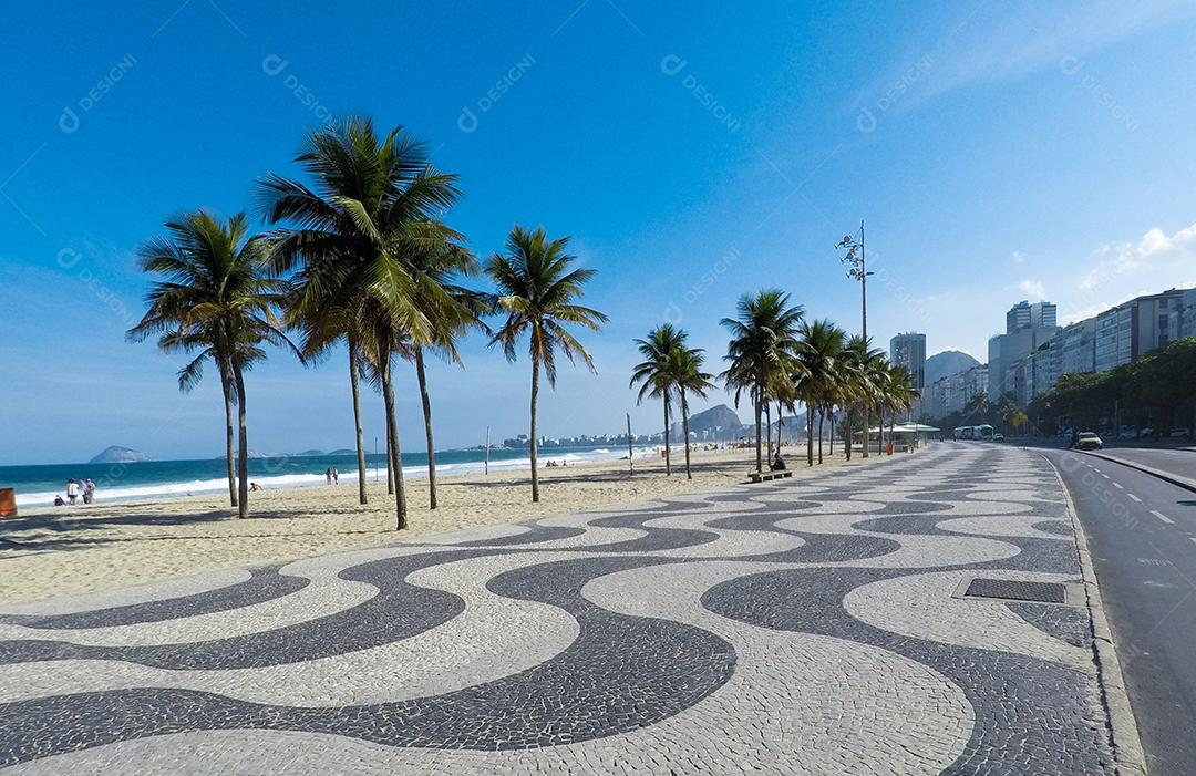 Coqueiros na praia de Copacabana Rio de Janeiro Brasil