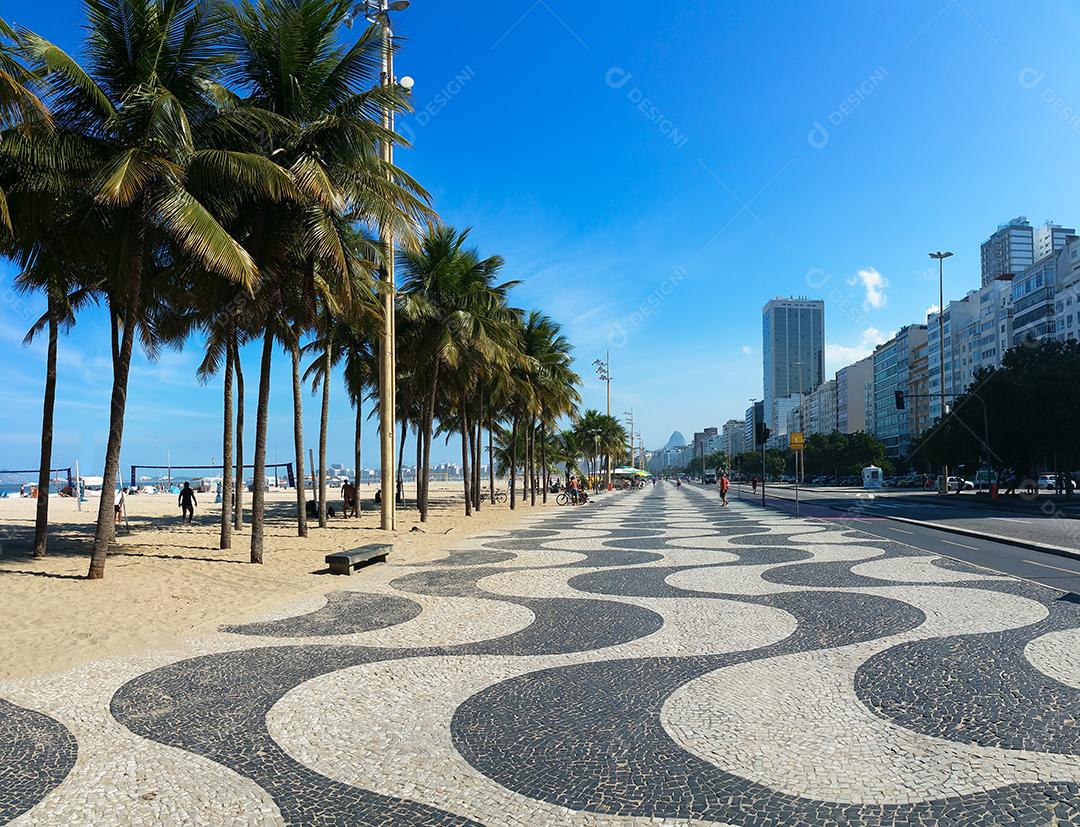 Coqueiros na praia de Copacabana Rio de Janeiro Brasil