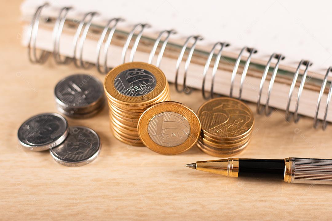 Dinheiro brasileiro. Moeda do Brasil. Um grupo de moedas brasileiras