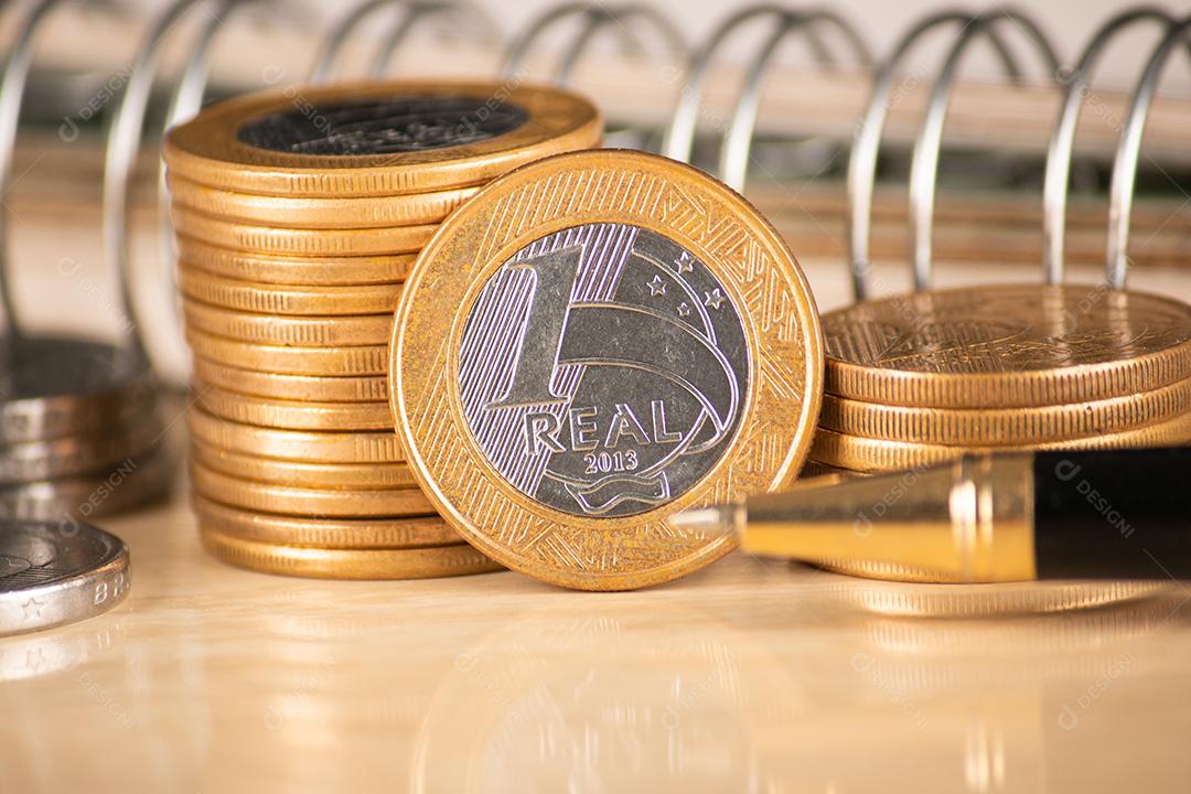 Dinheiro brasileiro. Moeda do Brasil. Um grupo de moedas brasileiras