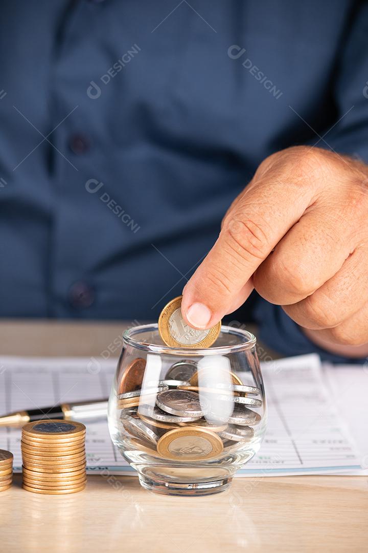 Empresário usando laptop. conceito de negócios e finanças