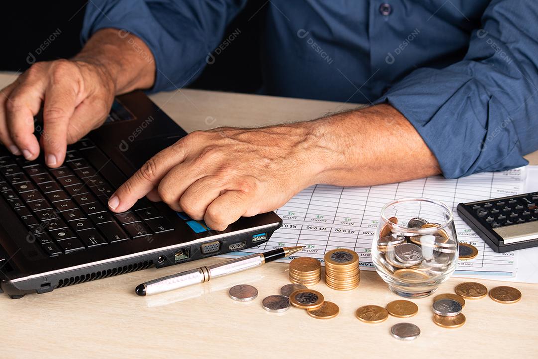 Empresário usando laptop. conceito de negócios e finanças