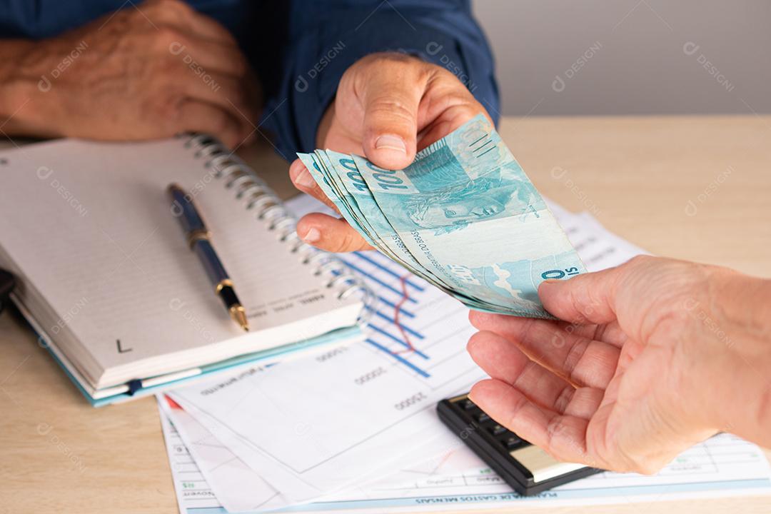 Empresário dando dinheiro ao seu parceiro ao fazer contrato