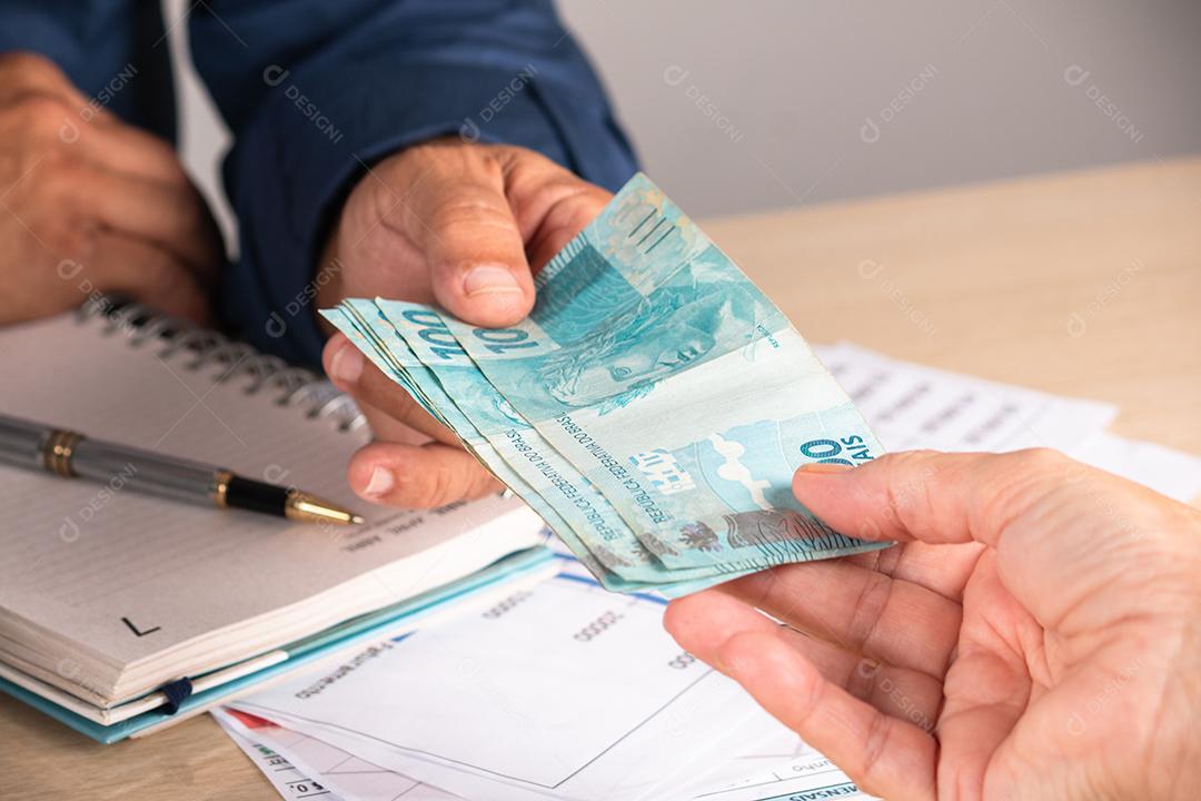 Empresário dando dinheiro ao seu parceiro ao fazer contrato