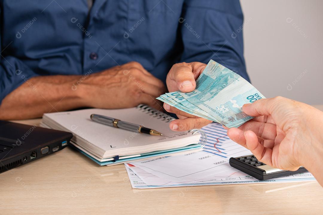 Empresário usando laptop. conceito de negócios e finanças