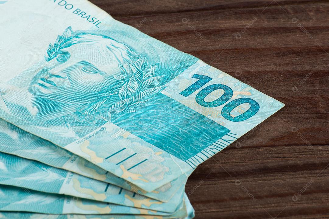 Dinheiro brasileiro. Notas de 100 reais