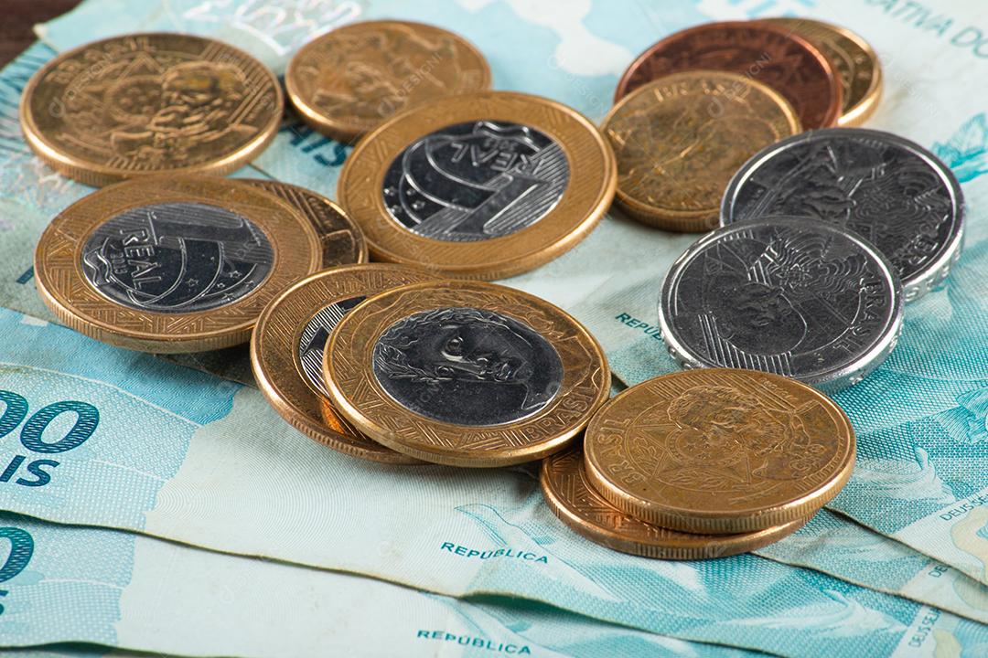 Moeda real, dinheiro do Brasil. Contas de 100 reais com brasileiro