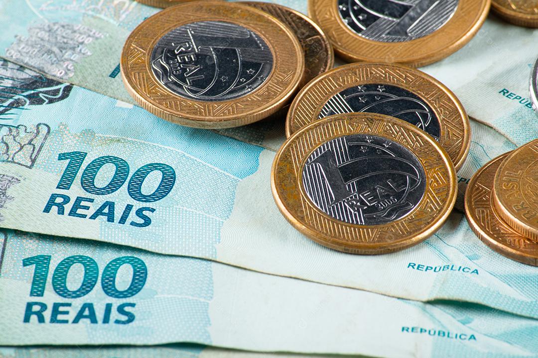 Moeda real, dinheiro do Brasil. Contas de 100 reais com brasileiro