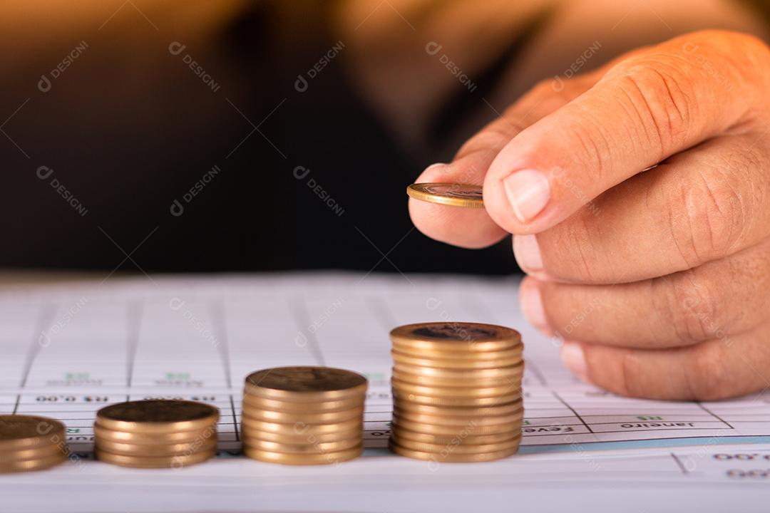 Empresário com gráficos e moedas na mesa. conceito de negócio