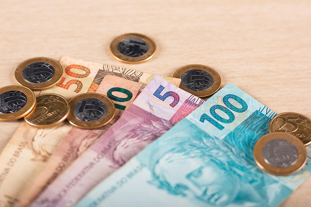 Moeda real, dinheiro do Brasil. Notas reais com brasileiros