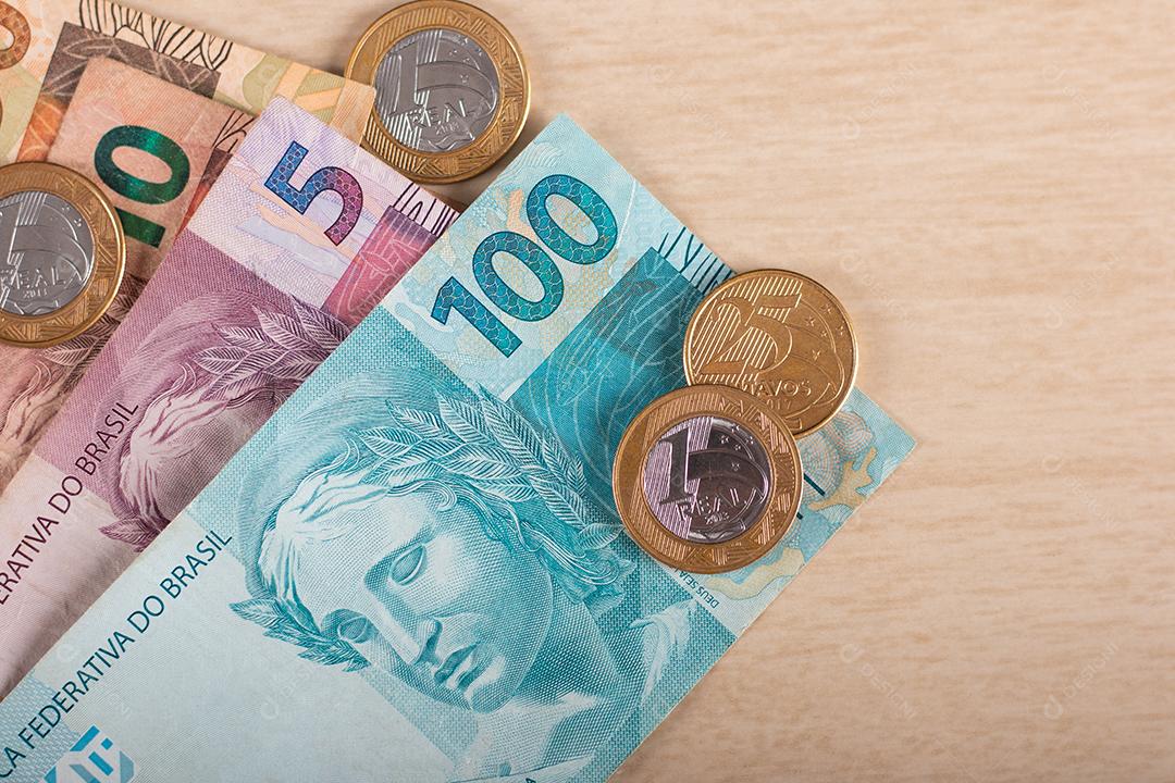 Moeda real, dinheiro do Brasil. Notas reais com brasileiros