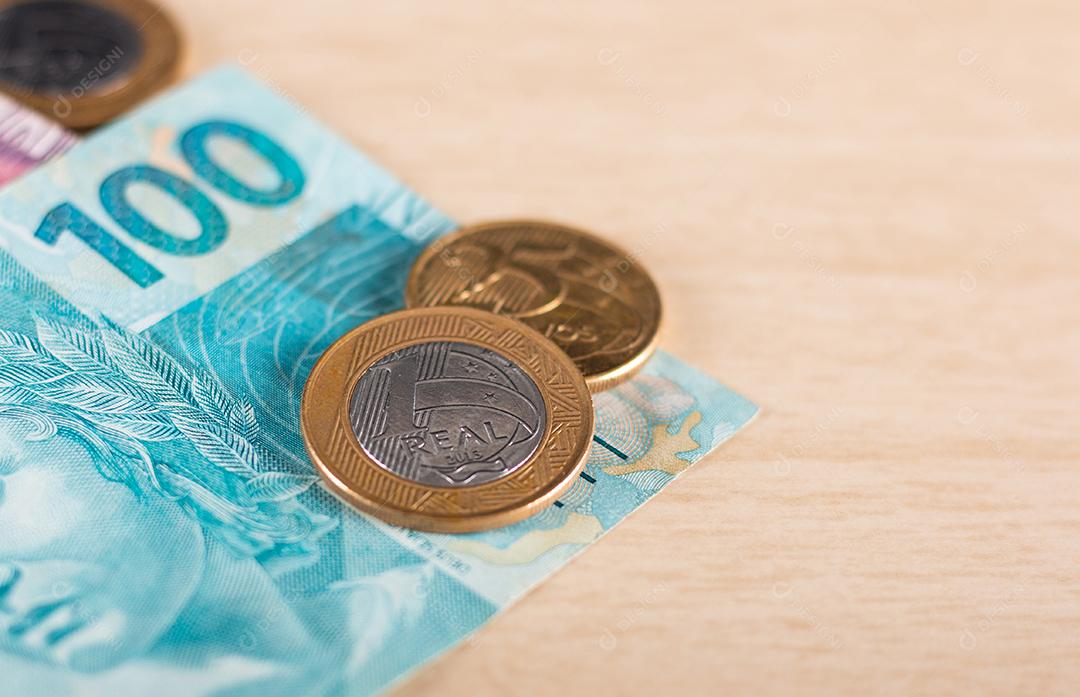 Moeda real, dinheiro do Brasil. Contas de 100 reais com brasileiro