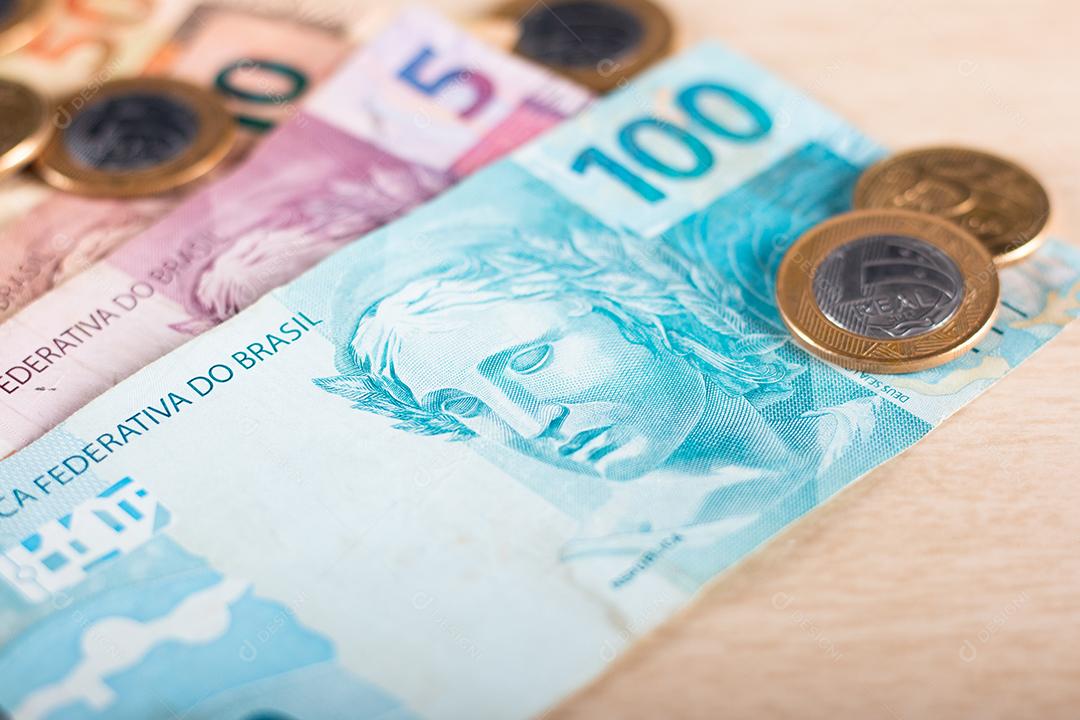 Moeda real, dinheiro do Brasil. Notas reais com brasileiros