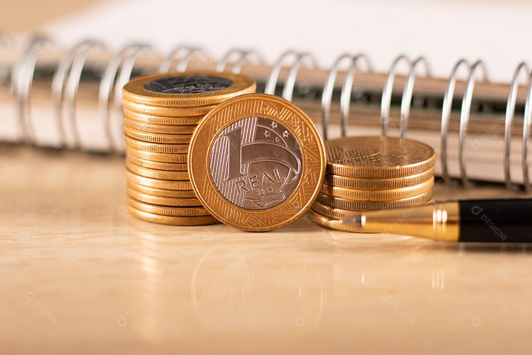 Dinheiro brasileiro. Moeda do Brasil. Um grupo de moedas brasileiras