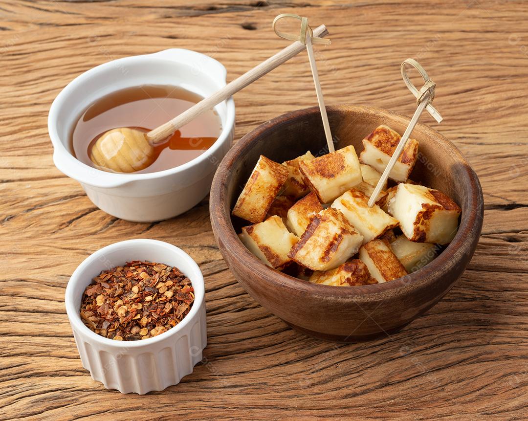 Renegar grelhado ou queijo Coalho em uma tigela de madeira com açúcar