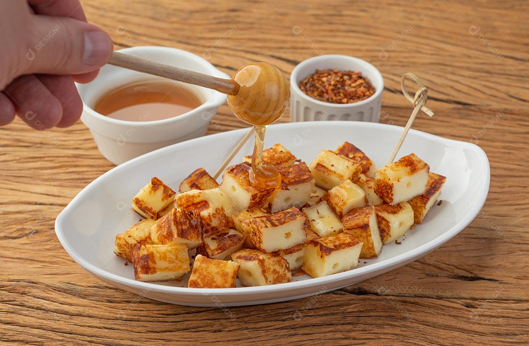 cauda de açúcar derramado à mão sobre rennet grelhado ou queijo Coalho