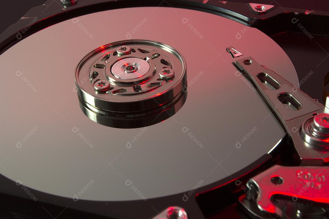 Discos metálicos internos do disco rígido e mecanismos sobre a luz vermelha