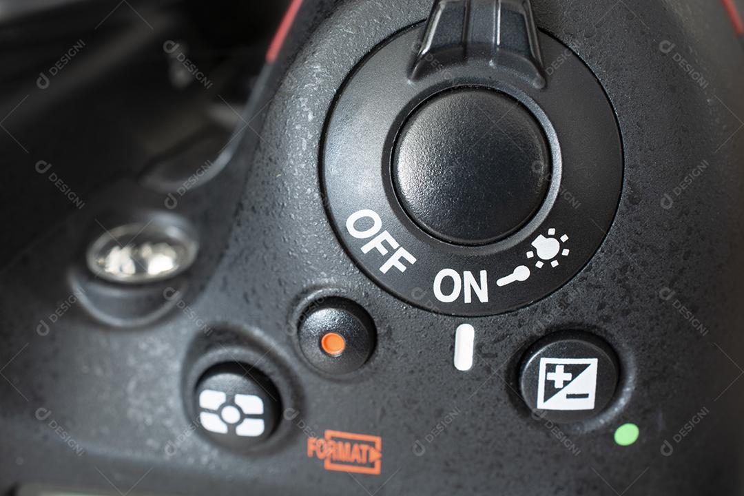 Interruptores e botões da câmera DSLR ativados.