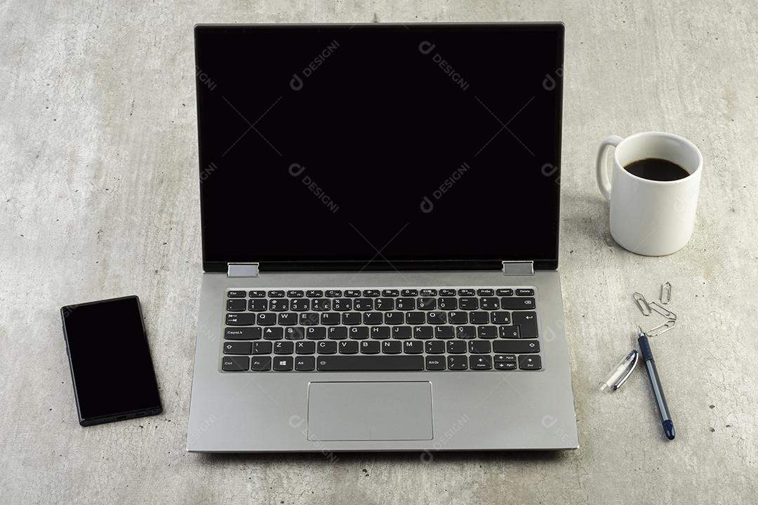 Notebook computador com tela preta vazia, smartphone, café